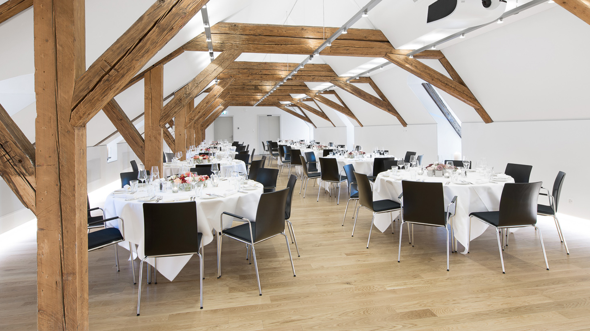 Bankettsetting im Spittelsaal des Berner Generationenhauses