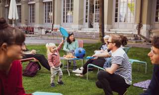 Eine Gruppe Menschen geniesst ruhige Momente im Innenhof des Berner Generationenhaus. 