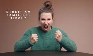 Person mit langen Haaren sitzt am Tisch, ballt wütend die Hände und schreit. In der oberen Ecke steht "Streiten am Familientisch?"