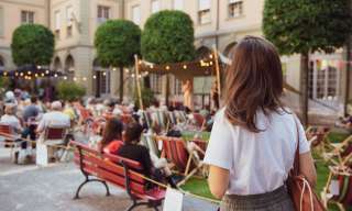 Sommer im Innenhof des Berner Generationenhaus