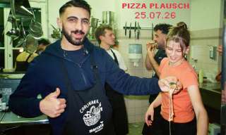 Junge Menschen stehen in einer Küche und probieren Pizza.