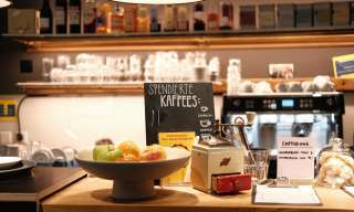 Bar mit einem Schild "Café Surprise" und zwei Strichen darauf.
